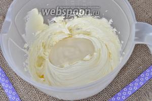Для приготовления крема все продукты должны быть тёплыми, комнатной температуры. Масло взбить в пышную массу, добавить сахарную пудру и частями добавлять сгущённое молоко, не переставая взбивать.