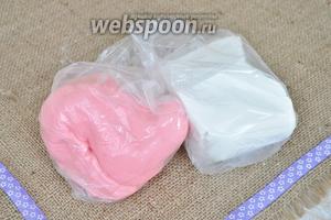 Потребуется белая и розовая мастика. Розовую можно взять готовую или окрасить. Я окрашивала сама накануне.