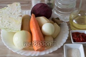 Для приготовления борща возьмите 2 литра мясного бульона, 1/4 среднего кочана капусты, картофель, морковь, репчатый лук, 1 большую свёклу или несколько маленьких, лавровый лист, соль, перец, томатную пасту, сахар, уксус, растительное масло.