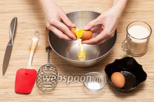 Пока коржи остывают, займёмся кремом. Нам нужно взбить 2 яйца с сахаром, ванилин и 2 ст. л. муки. Хорошенько перемешать.