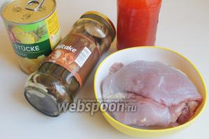 Вот такие продукты нам нужны: консервированный ананас, грибы шиитаке консервированные, мясо индейки и соус, желательно азиатcкий.