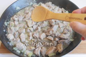 Разогреваем сковородку с маслом. Кладём мясо и обжариваем. Добавим 100 мл воды и тушим минут 5.