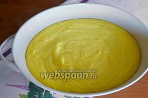 Готовый крем переложить в широкую ёмкость и остудить, накрыв пищевой плёнкой в контакте с поверхностью крема, чтобы не образовалась корочка.