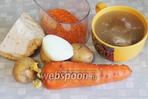 Для приготовления супа взять мясной бульон (с мясом по желанию), картофель, лук, морковь, сельдерей, чечевицу.