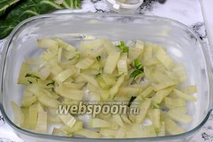 Заранее, в промежутке между шагами, закипятим солёную воду и отварим, около 5 минут, зелёные стебли мангольда, которые раньше мы отрезали от листьев. Так же можно бланшировать и листья, около 1 минуты, но я не люблю слишком размякшие, поэтому оставляю их без предварительной термообработки, так сохранится больше витаминов. Вынимаем стебли, отряхиваем и выкладываем в форму, смазанную сливочным маслом.