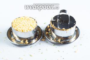 Выкладываем 2/3 желтковой крошки, остаток сохраняем под плёнкой до момента сервировки. Прессуем в последний раз, покрываем салат плёнкой и даём ему постоять 1-2 часа или сколько там до начала застолья.