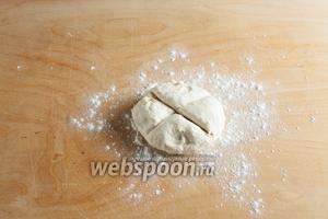 На посыпанной мукой рабочей поверхности, тесто крестообразно надрезать «конвертиком», то есть так, чтобы получились пары треугольников с широкими и узкими основаниями.