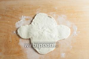 Раскатать скалкой лепестки в более плоские и крупные «уши». Подчёркиваю, катают только лепестки, а не середину.