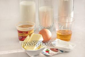Подготовить все продукты по списку: муку, масло сливочное и арахисовое, сахар, яйца и кефир. Я использовала именно арахисовую пасту, так написано было на упаковке, но не масло.