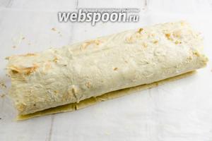 У меня лаваш немного узкий, поэтому остатками (2 маленьких кусочка), смоченного водой лаваша, я закрыла края рулета.