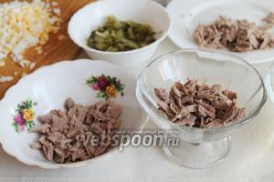 Начинать сборку салата: первым слоем идёт мясо (у меня 2 порционных салатника и 1 общий двухпорционный).