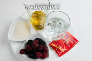 Теперь займёмся начинкой. Необходимо взять ягоды малины и ежевики, желе для торта, воду, сахар и сок.