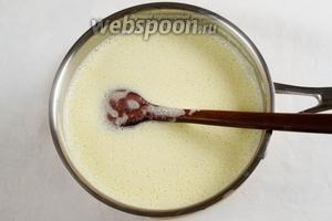 Из 2/3 молока вынуть стручок ванили и ввести в него желтково-мучную смесь, постоянно помешивая ложкой или венчиком.