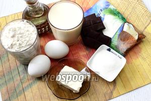 Для приготовления нам понадобятся следующие ингредиенты: мука пшеничная, яйца куриные, йогурт, сахар, масло растительное, кокосовая стружка, разрыхлитель и масло сливочное.