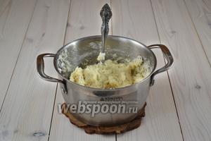 Постепенно добавляйте муку, не прекращая помешивать. В результате получится густое, липкое и горячее тесто. Его нужно остудить. Выложите массу на разделочную доску, обёрнутую в целлофан, и накройте полотенцем.