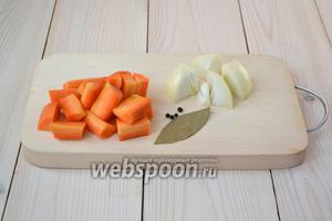 Первое, что нужно сделать — сварить куриную грудку. Кусочки курицы положите в кастрюлю вместе с крупно порезанной морковью и 1/2 луковицы. Добавьте 1 лавровый лист и 5 горошин чёрного перца. Залейте 800 мл холодной воды.
