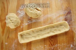 Далее отправляем тесто на присыпанный стол мукой, и делим на 3 части, из каждой формируем полосочки, длинной 15 см, и при помощи пальцев формируем в каждой дно, и делаем бордюры для того, чтобы джем не уплыл, во время приготовления.