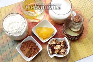 Для приготовления постной коврижки в мультиварке возьмите сахар, муку, мёд, воду, масло растительное, какао, корицу, грецкие орехи и соду пищевую.