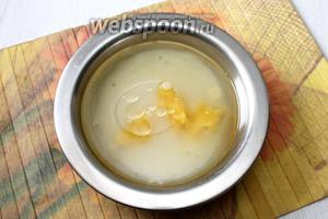 Нагреваем воду с мёдом, маслом и сахаром, но не кипятим. Размешиваем до растворения мёда и сахара.