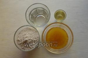 Для приготовления печенья потребуется мука ржаная, вода, мёд, подсолнечное масло, щепотка соли. Также немного масла для смазки печенья.