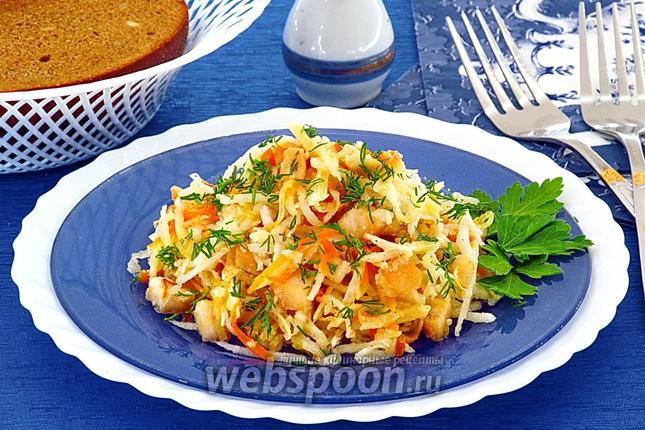 Фото Салат из дайкона, курицы, овощей и сыра