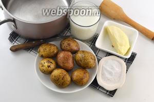 Для работы нам понадобится кастрюля, нож, картофелемялка, картофель, соль, молоко, масло сливочное .