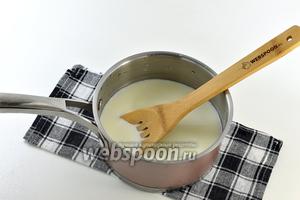Кастрюлю с толстым дном ополоснуть холодной водой. Влить молоко в кастрюлю и довести его до кипения.