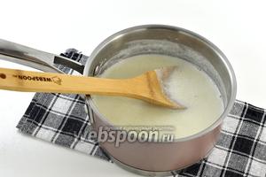 Добавить тонкой струйкой манку с водой и непрерывно помешивая варить кашу на маленьком огне 5 минут.