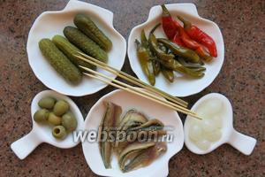 Подготовим перцы чили: красные и зелёные, лук, анчоусы, оливки зелёные, маринованные огурцы, шпажки.