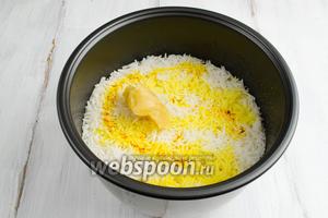 По сигналу открыть крышку мультиварки. Рис готов. Залить настоявшимся шафраном с солью. Добавить 1 ст. л. топлёного масла. Поставить на режим подогрева на 10 минут.