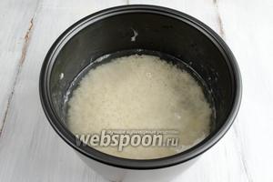 Рис можно готовить на плите. Но в данном рецепте удобнее сварить в мультиварке, а тем временем подготовить пряные добавки к рису. В чашу мультиварки (у меня мультиварка Panasonic) налить топлёного масла 1 ст. л. Добавить подготовленный рис. Залить рис холодной водой 640 мл. Посолить. Поставить чашу в мультиварку. Закрыть крышку. Включить режим приготовления «Гречка». Время устанавливается автоматически.