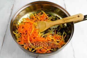 Добавить подготовленные морковь и цедру апельсина (сироп слить в чашку, он нам понадобится). Перемешать. Подержать на огне ещё 2 минуты. Отставить в сторону.