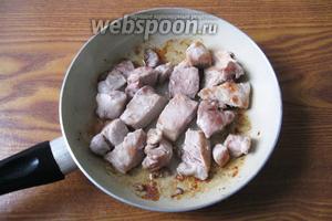 Свинину моем и нарезаем небольшими кусочками. На горячую сковороду наливаем немного подсолнечного масла и кладём нарезанное мясо. Обжариваем на среднем огне до слегка золотистой корочки.