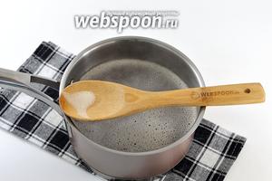 Залить гречку кипятком, добавить соль, перемешать. Довести до кипения и снять пену. Сразу же закрыть крышкой. И готовить на огне ниже среднего, на протяжении 17-20 минут, до готовности. Крышку при варке не открывать и ничего не перемешивать.