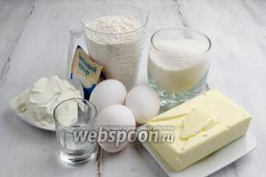 Чтобы приготовить печенье, нужно взять для теста муку, масло, желтки, ванильный сахар, сметану, уксус.