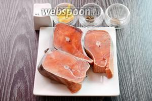Для приготовления кеты, запечённой под сырным соусом, на шпажках вам понадобится базилик, перец чёрный молотый, соль, кета, сырный соус.
