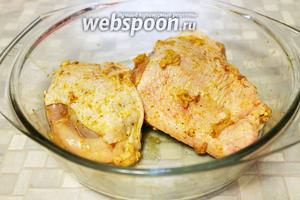 Добавить пряности и полученной смесью хорошо натереть курицу. Дать полежать минут 5-10 (чем больше — тем лучше).