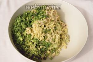 Спустя сутки, слейте воду и пропустите через мясорубку бобы, нут, всю зелень, репчатый лук и чеснок.