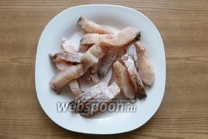 Филе щуки нарежем на нужные кусочки (тут дело вкуса). Если хотите, чтобы закуска приготовилась быстрее, то делайте кусочки потоньше.