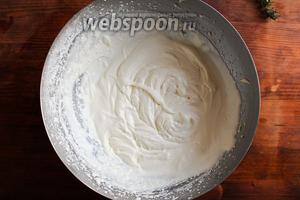 Затем добавьте к сливкам сахар по вкусу, но не переборщите, они должны быть слегка сладковатыми.