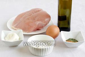 Для приготовления куриного филе в белках нужно взять белок крупого яйца или парочку белков, куриное филе (можно индюшку), пару ложек муки, специи и зелень по вкусу, масло растительное для жарки, соль, майонез.