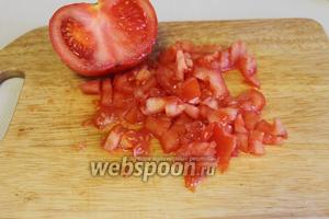 Сочный, свежий помидор нарезать кубиком (или просто взять пластинки), доску наклонить на бумажное полотенце — лишний сок стечёт.