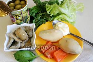 Для салата возьмём солёные грибы (у меня грузди и бычки), картофель, морковь, оливки, зелень, пряности.