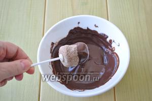 Растопим в микроволновой печи. Кейк попсы в форме куличей опускаем в шоколад так, чтобы он полностью покрыл изделие. Аккуратно стряхиваем лишнее.