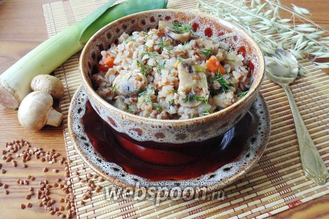 Фото Гречневая каша с грибами и луком-пореем