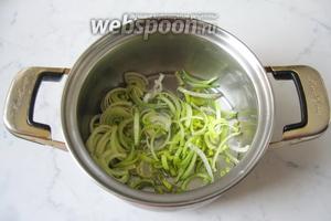 Лук-порей моем и нарезаем колечками. В кастрюлю с толстым дном наливаем подсолнечное масло и кладём лук-порей.