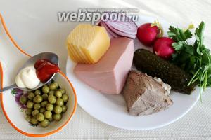 Для салата взять отварную говядину, хорошую вареную колбасу, огурцы, редис, лук салатный, горошек, сыр, петрушку, соевый соус, майонез и кетчуп.