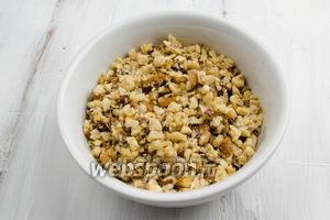 Орехи очистить. Слегка поджарить. Измельчить, но средними кусочками.