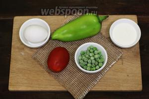 Для приготовления нам понадобятся следующие продукты: яйца куриные, сыр Моцарелла, сметана, горошек зелёный замороженный, укроп, петрушка, соль, перец молотый чёрный, масло сливочное.