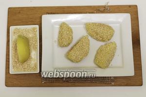 Картофель остыл, очищаем от кожицы, разрезаем на 4 части. Смазываем все стороны оливковым маслом и панируем в кунжуте.